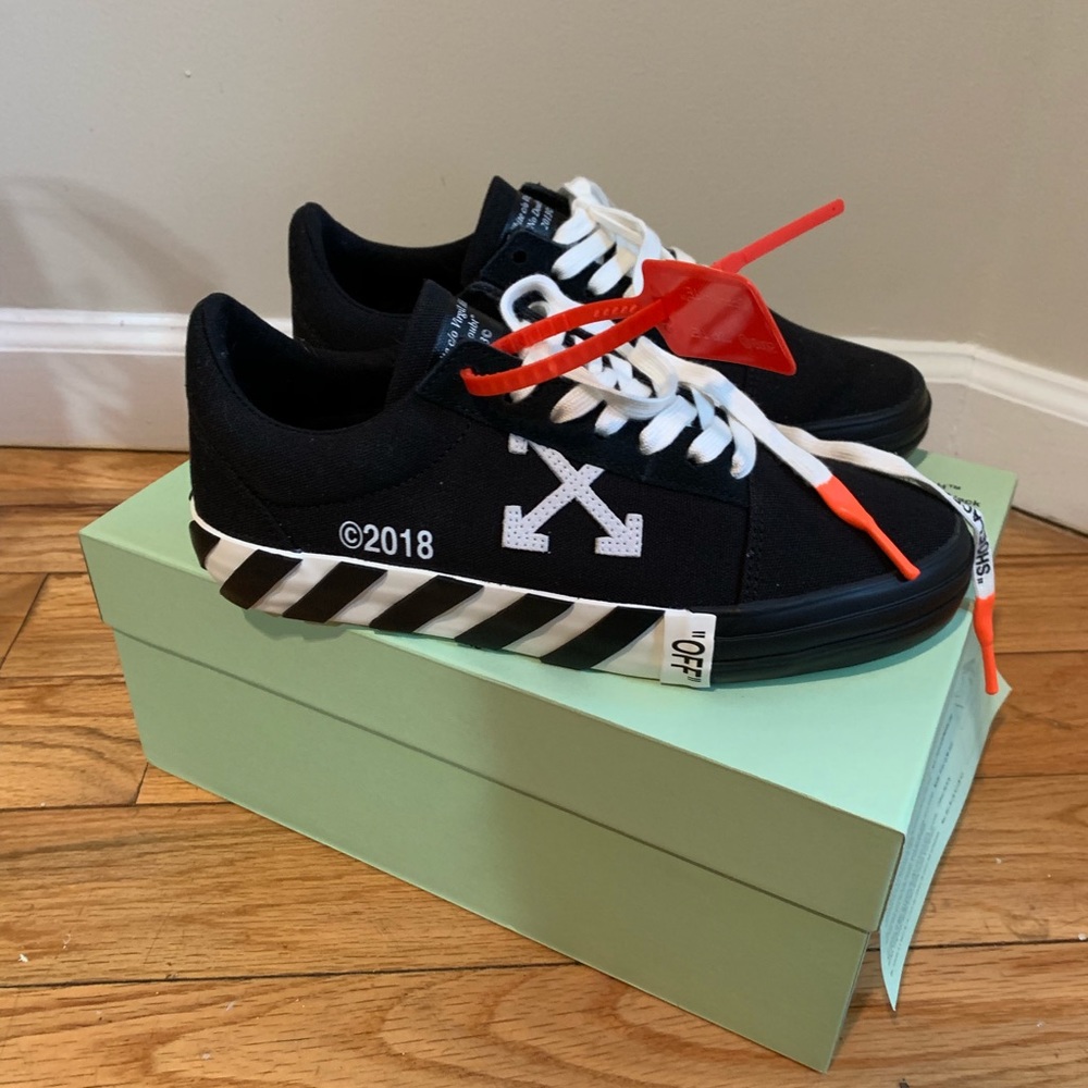 Off-white vulc low top black sneakers